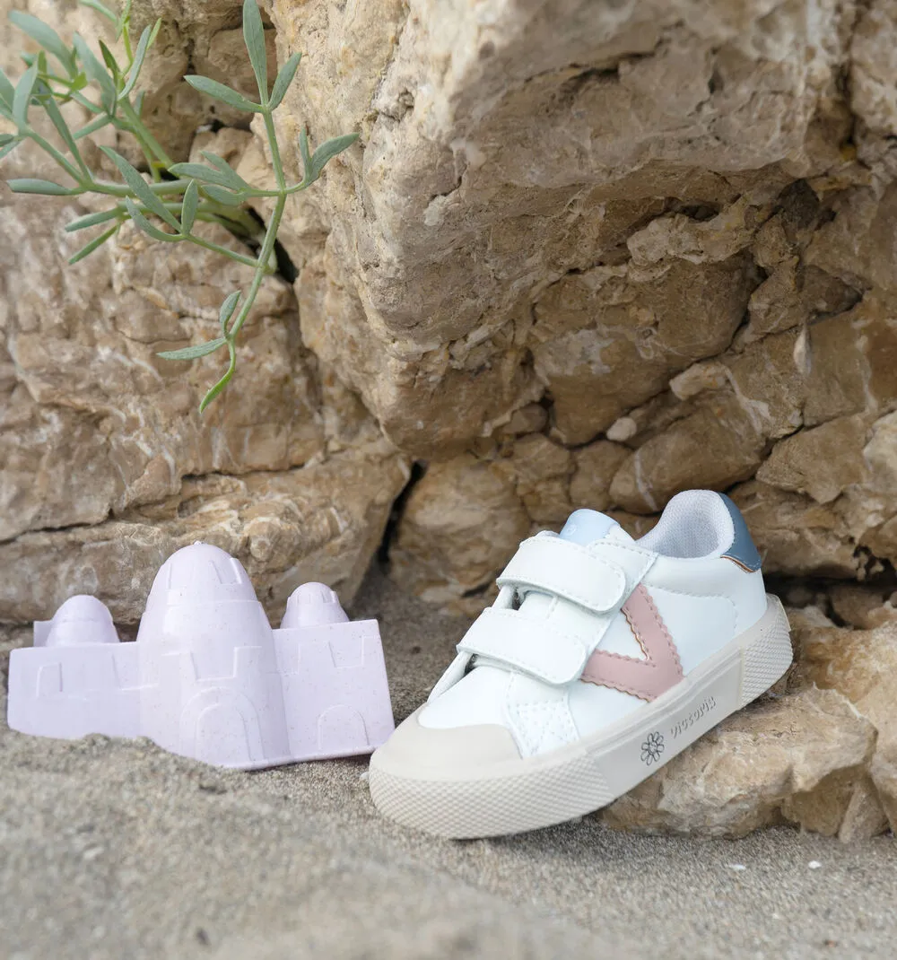 White leather sneaker with pink "V"